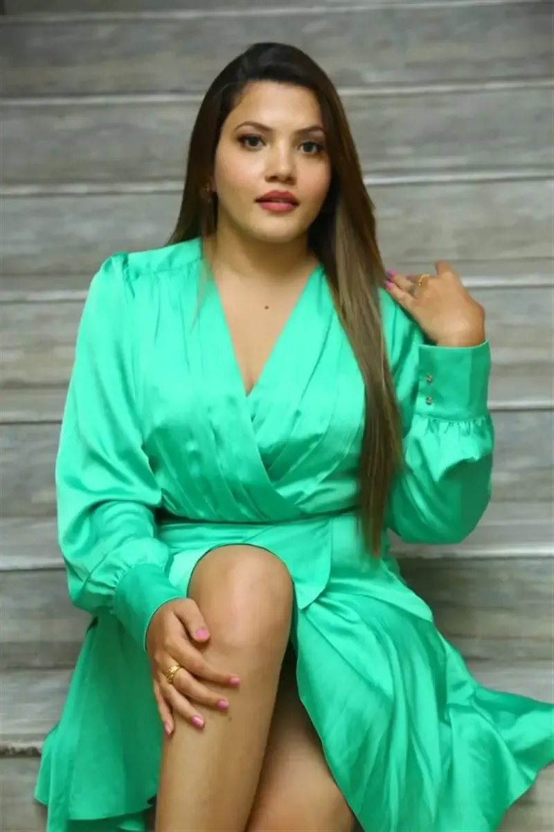 Indian Actress Sunita Pandey Long Legs Show in Green Skirt